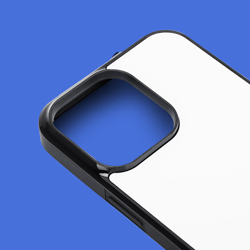 Coque-Sublimation – Coque iPhone noire en silicone souple et antichoc, avec design imprimé en exemple, idéale pour protéger et personnaliser votre smartphone avec style. Plaque d'aluminium avec sa coque en silicone noire. Plaque avec sticker à personnaliser. Plaque à coller sur la coque en silicone noire. Focus sur la coque et sa plaque.