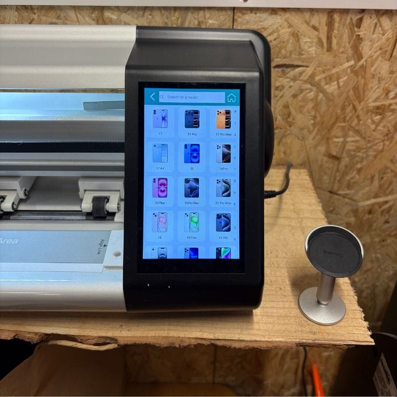 Exemple du rendu de l'écran de la machine à hydrogel permettant de sélectionner un modèle de téléphone pour gérer la découpe. 